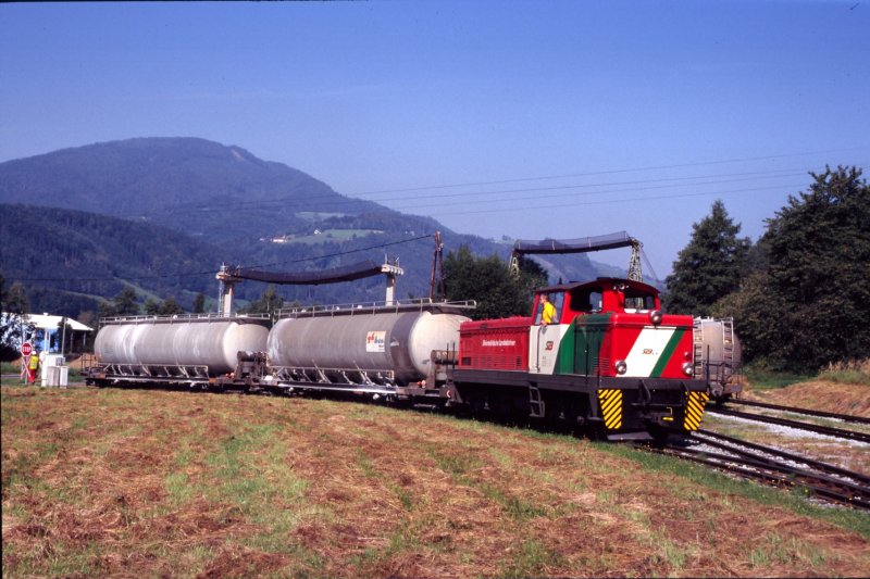 14.9.2006, Wesentlichen Gterverkehr gibt es auf der Stmk.Landesbahnstrecke Weiz-Anger (Birkfeld) nur mehr durch die Talkum Werke von Naintsch. Hier bringt die Lok VL 22 einen besadenen Zug von Naintsch nach Weiz. 