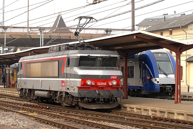 15 016 durchfhrt den Bhf von Bettemburg (L). 11.04.2008