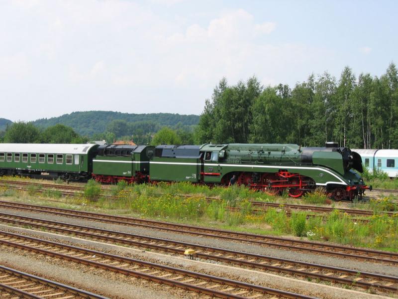 15. Juli 2005 - ein Tag vor der wahrscheinlich letzten Sonderfahrt in Deutschland - steht die Superlok 18 201, jetzt wieder historisch grn lackiert,  abfahrbereit in Nossen
