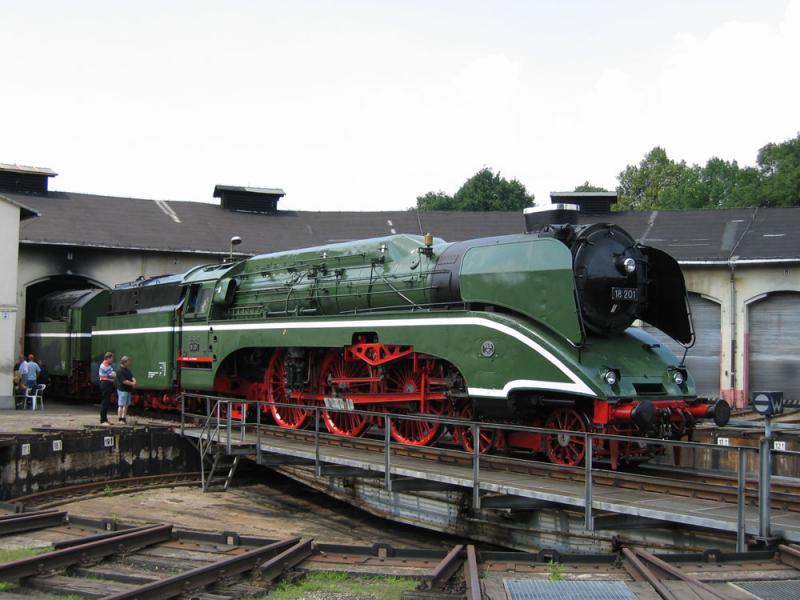 15. Juli 2005 - ein Tag vor der wahrscheinlich letzten Sonderfahrt in Deutschland - verlsst die Superlok 18 201, jetzt wieder historisch grn lackiert, den Lokschuppen in Nossen
