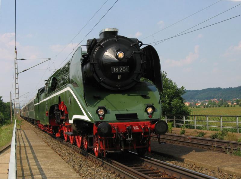 15. Juli 2005 - ein Tag vor der wahrscheinlich letzten Sonderfahrt in Deutschland - bringt die Superlok 18 201 den Zug von Nossen nach Dresden

