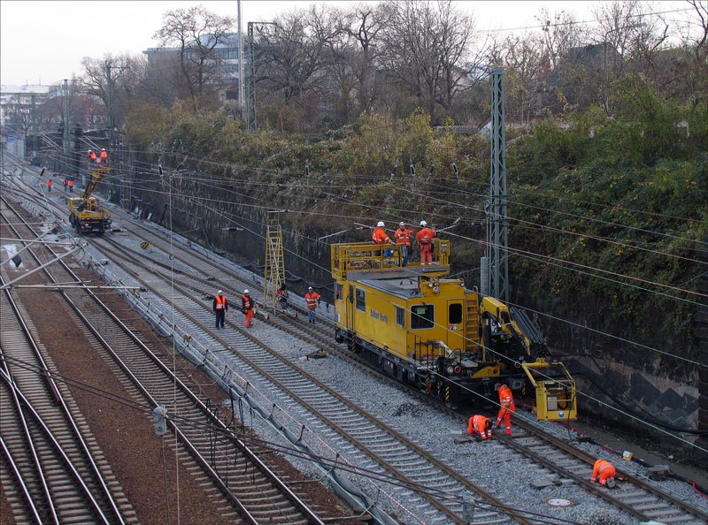 15 Monteure beim Fertigstellen der Oberleitung, Dresden Hbf., 21.11.2007
