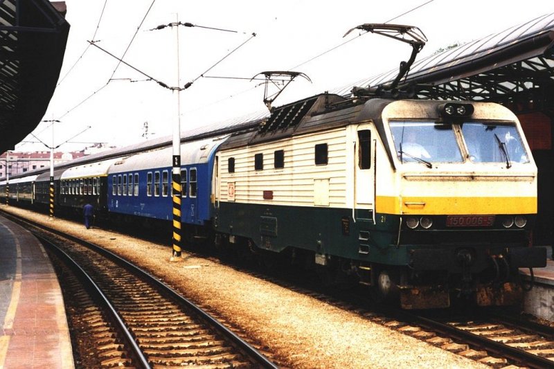 150 006-5 mit ihre bunte IC 106 Warszawa-Praha-Hlavni auf Bahnhof Praha-Hlavni am 8-5-1995. Bild und scan: Date Jan de Vries.