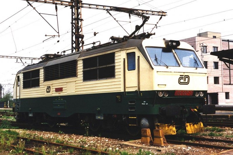 150 007-3 auf Bahnhof Praha-Hlavni am 8-5-1995. Bild und scan: Date Jan de Vries. 