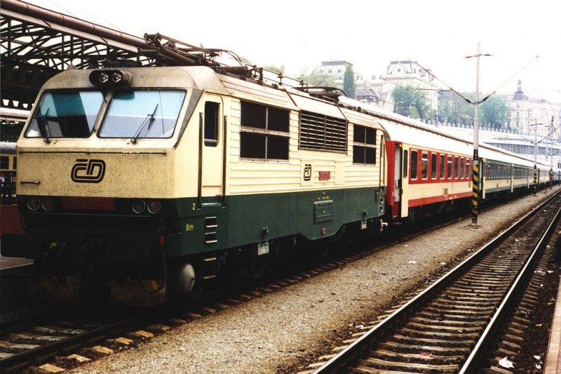 150 007-3 mit IC 503 Praha-Hlavni-Bohumin auf Bahnhof Praha-Hlavni am 8-5-1995. Bild und scan: Date Jan de Vries.