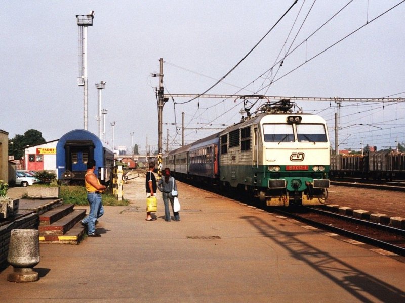 150 013-1 mit R 423 Praha Hlavn ndra-Koice kurz fr die Ankunft in Poprad Tatry am 3-8-2005. Bild und scan: Date Jan de Vries.