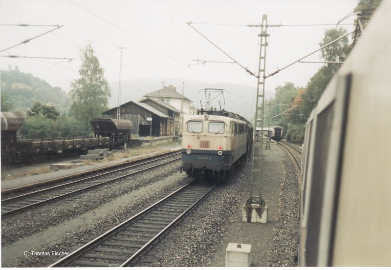 150 030  schiebt mit den Gterzug ( als Zuglok 155 036) Richtung Steinbach durch den Bhf Ludwigsstadt 07.1998    Ansicht 2