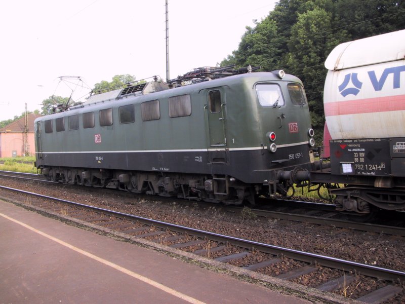 150 051-1 hat in Laufach am 27.6.2001 06:40 gerade angedockt, um einen Gterzug ber die Spessartrampe nach Heigenbrcken zu schieben.