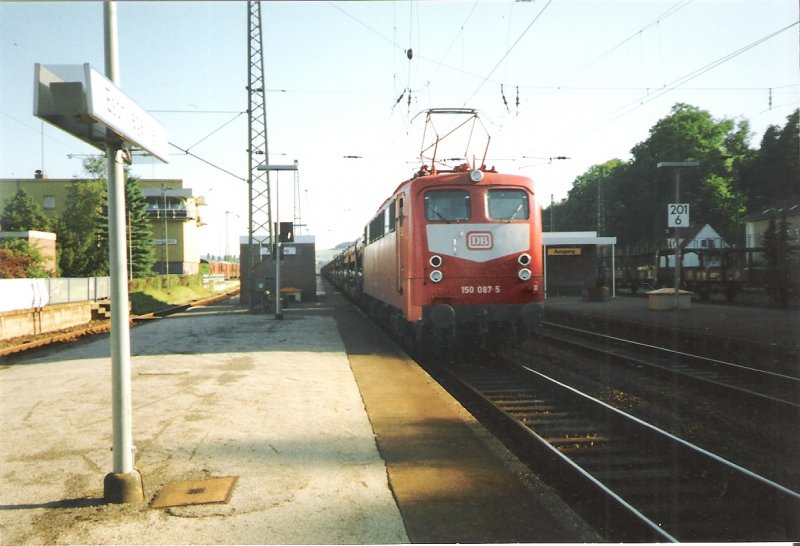 150 087-5 mit GZ Leistung durch Eschwege West. Sommer 1995. Foto-Scan.