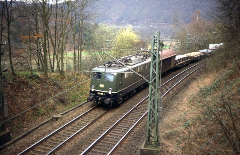 150 089-1 fhrt kurz vorm Binauer Tunnel in Richtung Heilbronn. Frhjahr 1989