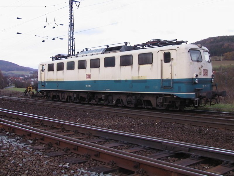 150 137-8 wartet am 4.12.1999 13:49 in Laufach (Spessart) auf den n�chsten Schubeinsatz. Die Lok macht einen ziemlich heruntergekommenen Eindruck.
