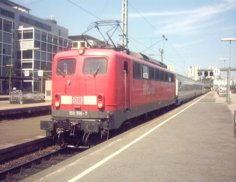 150 166 von DB Cargo bringt einen Cisalpino Ersatzzug der aus schweizer Reisezugwagen besteht in den Stuttgarter Hbf.