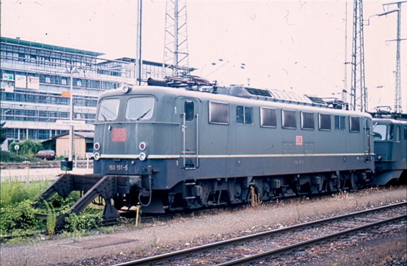 150 191-5 noch im gr�nen Farbkleid im Bahnhof Singen/Htw.