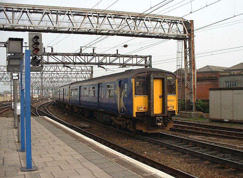 150 203 Northern verl��t am 22.04.2005 den Bahnhof Manchester Piccadilly. Die Unterklasse 150.2 hat an den Stirnseiten �bergangst�ren.