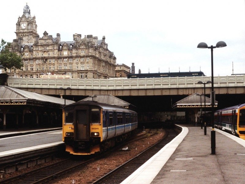 150 245 mit Zug Edinburgh-Dunblane auf Bahnhof Edinburgh Waverley am 28-7-1999. Bild und scan: Date Jan de Vries.