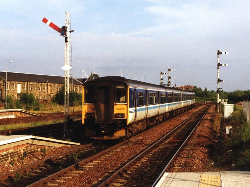 150 252 und 150 250 mit Zug Dunblane-Edinburgh auf Bahnhof Stirling am 03-08-1999. Bild und scan: Date Jan de Vries.