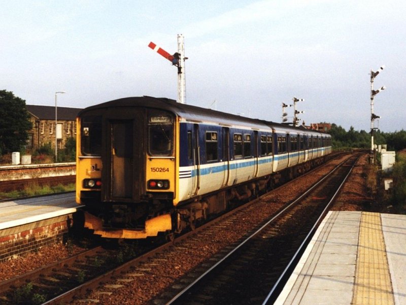 150 264 und 150 284 mit Zug Edinburgh-Dunblane zwischen die Flgelsignale von Bahnhof Stirling am 03-08-1999. Bild und scan: Date Jan de Vries.