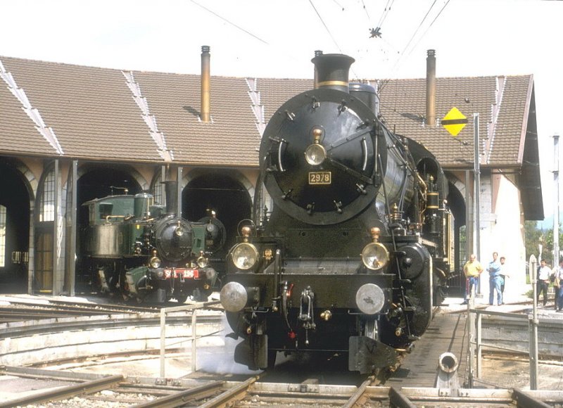 150 Jahr Jubilum der Schweizer Eisenbahn.Der  Elefant  die C5/6 
2978(SLM 1916)und die Mallet Lok Ed 2x2/2 Nr.196 (Maffei 1893)vor
dem Rundschuppen in Delmont/Delsberg (Archiv P.Walter)