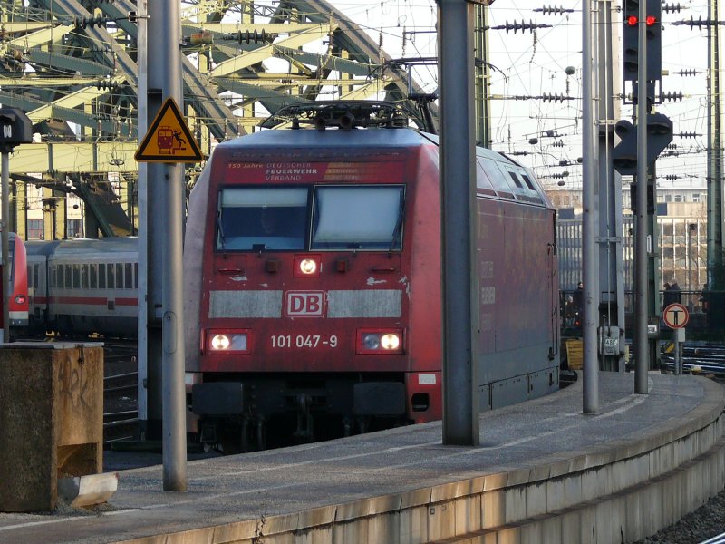 150 Jahre Deutscher Feuerwehr Verband mit dieser Aufschrift  f�hrt 101 047 mit ihrem IC nach Norddeich Mole in K�ln ein.