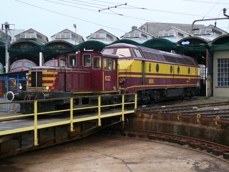 150 Jahre Eisenbahn in Luxemburg. 1022 schiebt hier 1806 in den Lokschuppen. Dabei hatte sie allergr�sste M�he, den Koloss von der Drehscheibe zu dr�cken. Sie musste in der Tat nach einigen fehlgeschlagenen Versuchen auf den nassen Gleisen einmal kurz Anlauf nehmen, um ihre grosse Schwester von der Drehscheibe zu  schubsen . Aufgenommen am 09/05/2009.