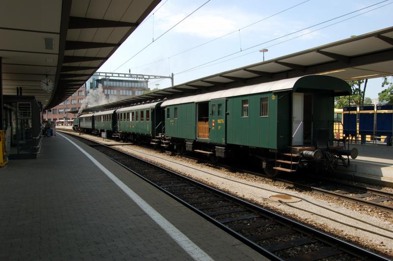 150 Jahre Eisenbahn in Olten So.Der Jubilums-Extrazug wartet auf Gleis 1 auf seine Ausfahrt.17.6.2006