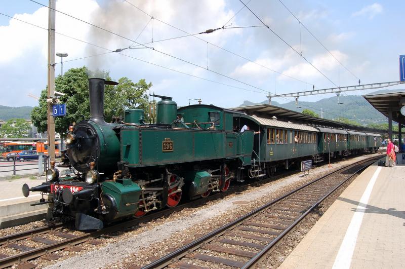 150 Jahre Eisenbahn in Olten.Pnktlich um 12:08 Uhr setzt sich der Sonderzug mit der Dampflokomotive der Schweizerischen Centralbahn in Bewegung nach Emmenbrcke wie vor 150 Jahren. Bhf. Olten SO am 17.6.2006