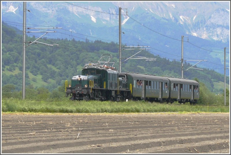 150 Jahre Rheintallinie. Ce 6/6 III 14305 als Extrazug 33541 bei Sevelen unterwegs nach Sargans. (25.05.2008)