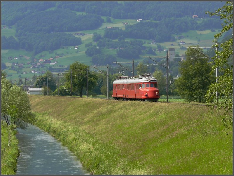 150 Jahre Rheintallinie. Extrazug 33030 mit RAe 4/8 Churchill von Chur nach St.Margrethen. Hier fhrt er dem Binnenkanal entlang zwischen Sargans und Trbbach. (25.05.2008) 