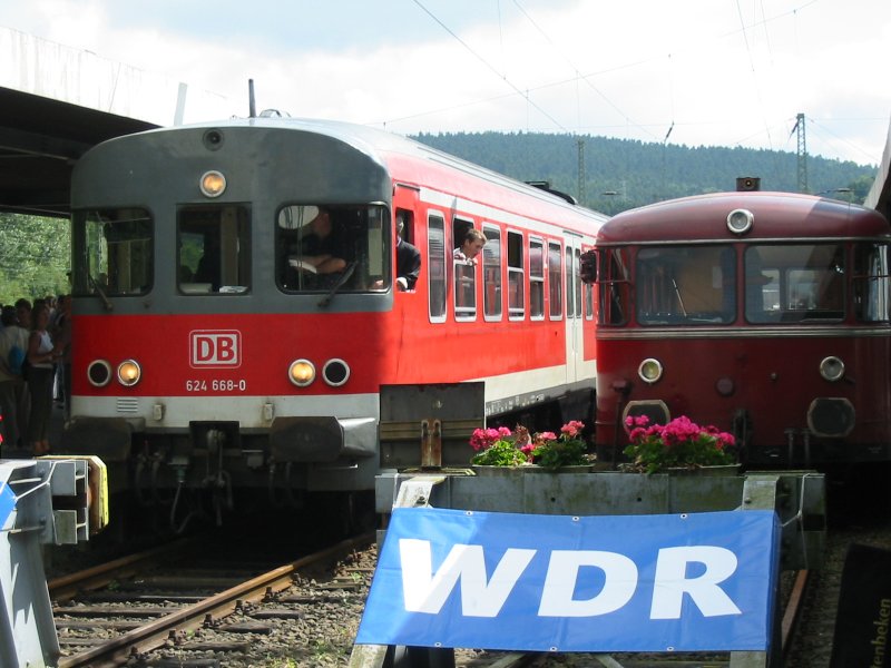 150 jahriges Viaduktfest in Altenbeken am 13.07.2003. Links zu sehen  Der Leineweber  aus Bielefeld, damals noch Deutsche Bahn, heute von der Nordwestbahn betrieben und rechts mehrere Schienenbusse hintereinander.