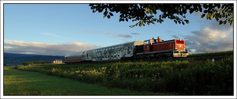 1500.1, angescheint von den ersten Sonnenstrahlen des 6.7.07, mit dem Regionalzug 8554 von Wies-Eibiswald nach Graz, kurz nach Gro St. Florian.