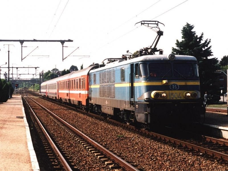 1501 mit IR 4016 Liers-Gouvy auf Bahnhof Gouvy am 22-7-2004. Bild und scan: Date Jan de Vries. 