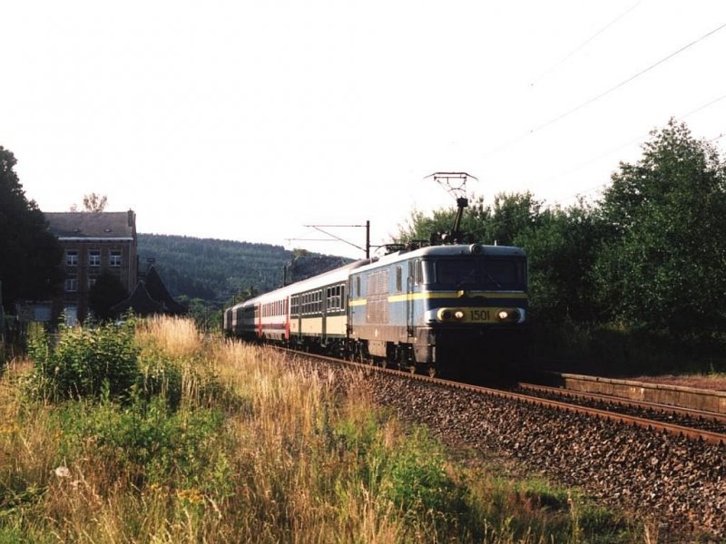 1501 mit IR 4017 Liers-Gouvy auf das ehemalige Bahnhof Grand Halleux am 22-7-2004. Bild und scan: Date Jan de Vries. 