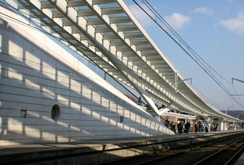 1501 oder 1602 wurden erfolgreich von drei Kameras aufgenommen. Ich dagegen vergngte mich in dem Augenblick mit Licht und Schattenspielen am Bahnhof Lige.
(30. Mrz 2009)