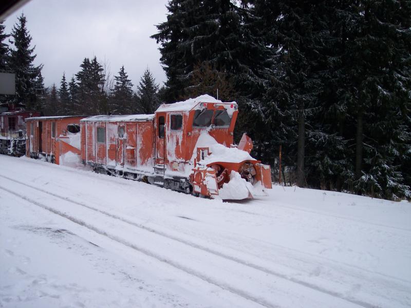 15.02.05 die HSB Schneeschleuder ist vom Brocken zur�ck in Drei Annen Hohne