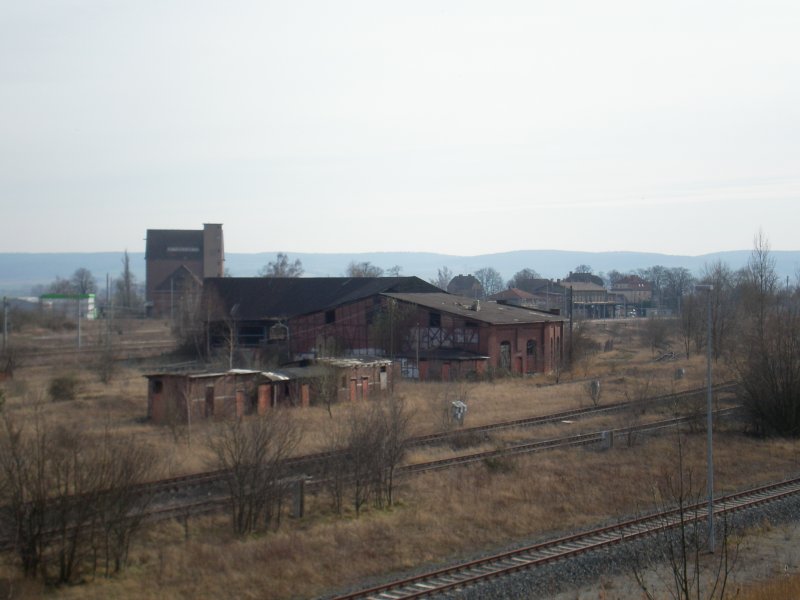 15.03.2008: ehemaliges Bahnbetriebswerk Artern verfllt immer mehr, im Hintergrund der Bahnhof Artern. 