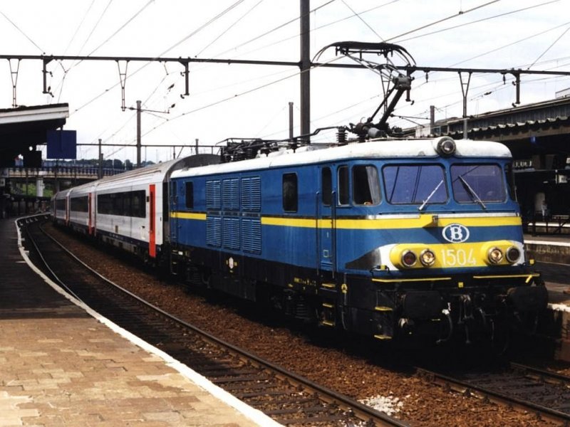 1504 mit IC 512 Oostende-Eupen auf Bahnhof Lige Guillemins am 14-7-1998. Bild und scan: Date Jan de Vries.