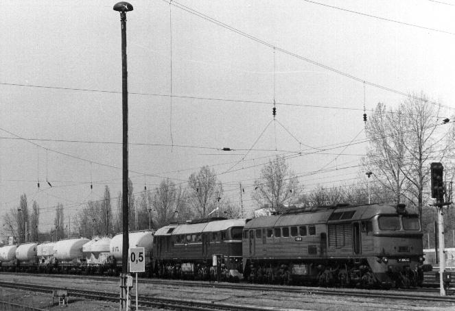 15.04.03
Wie zu DR-Zeiten!
Im Bahnhof Berlin Greifswalderstrae stehen zwei v200 der Prignitzer Eisenbahn .
