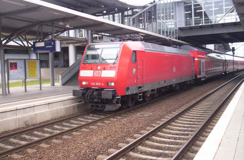 15.05.2005. 146 029-4 steht mit RE6  Westfalen-Espress  aus Minden nach Dsseldorf Hbf in Dsseldorf Flughafen.