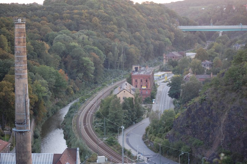 15.09.2007 Plauensche Grund bei Dresden. Im Hintergrund die Autobahnbr�cke A17 Dresden-Prag und links der Schornstein der alten Felsenkellerbrauerei. Im Tal schl�ngelt sich die Bahnline Dresden-Chemnitz, die Stra�e nach Freital und die Wei�eritz durch den Plauenscher Grund.