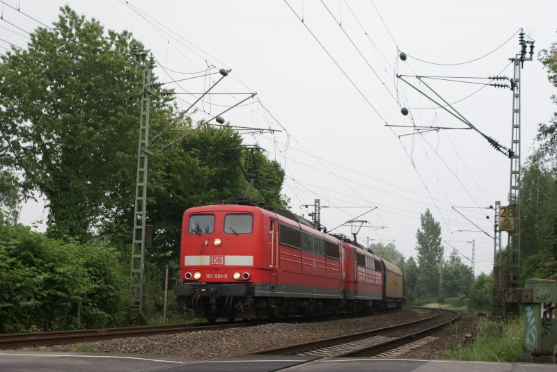 151 001 + 151 007 mit einem Mischer am Km 28,190 am 30.05.2008