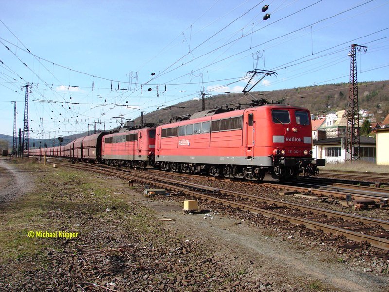 151 002-3 + 151 090 verlassen mit ihrem Erzzug Gemnden und fahren weiter nach Wrzburg.