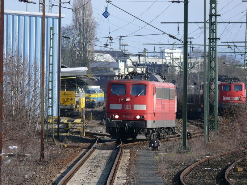 151 002-3 hat soeben einen Gterzug nach Aachen-West gebracht und fhrt aufs Abstellgleis. Im Hintergrund links erkennt man die geparkten SNCB-Loks 7783, 7858, 7777 und 5519 mit 5529. Aufgenommen am 08/03/2009.