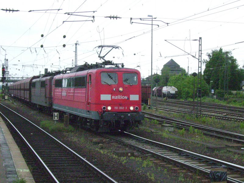 151 002-3 zieht einen Kohleganzzug samt Schwesterlok aus Mainz-Bischofsheim Gbf am 20.05.08