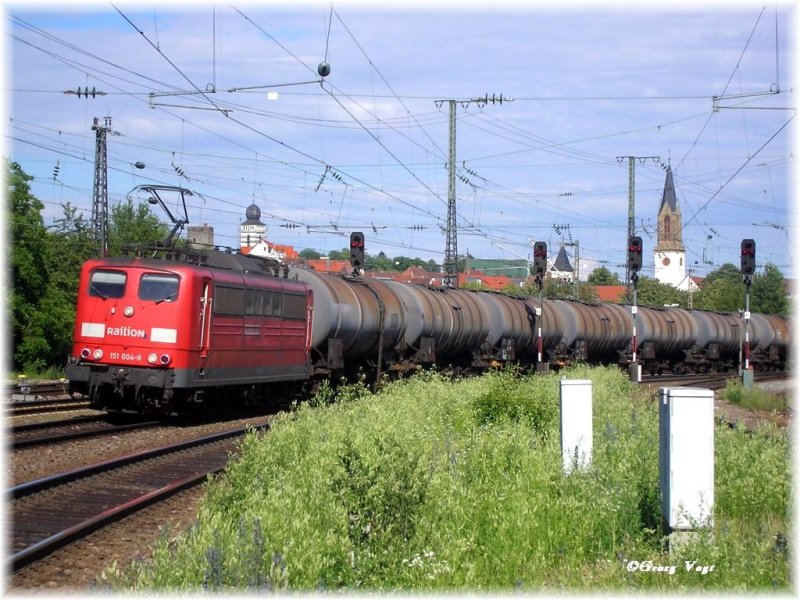 151 004-9 durchfhrt mit einem Kesselwagenzug den Bahnhof Bretten. 18.06.07