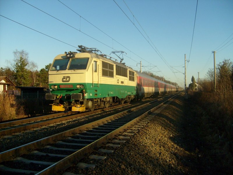151 004 fhrt mit Ex 120 Koičan (von Koice nach Praha) an Čern za Bory. (25.1.2008)