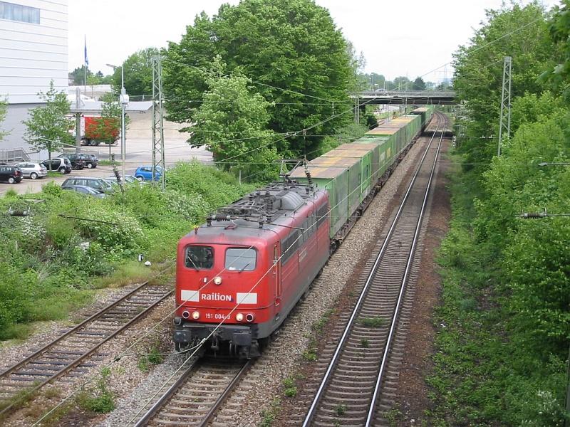 151 004 mit Railion-Logo fhrt am 03.05.2005 mit einem Gterzug aus Richtung Mannheim kommend durch Karlsruhe.