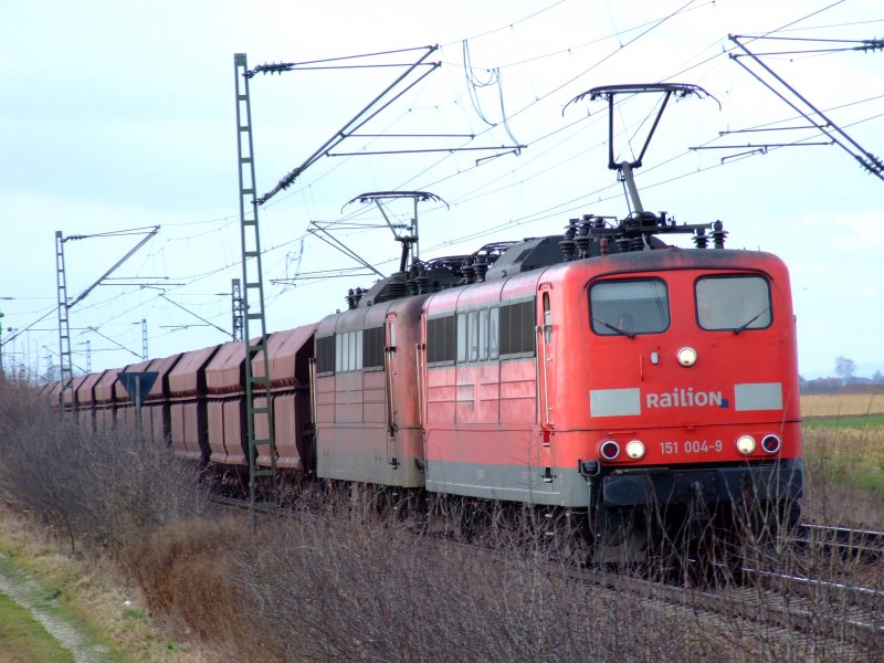 151 004 mit Schwesterlok und Erzzug kurz vor Plattling am 2.2.2007.