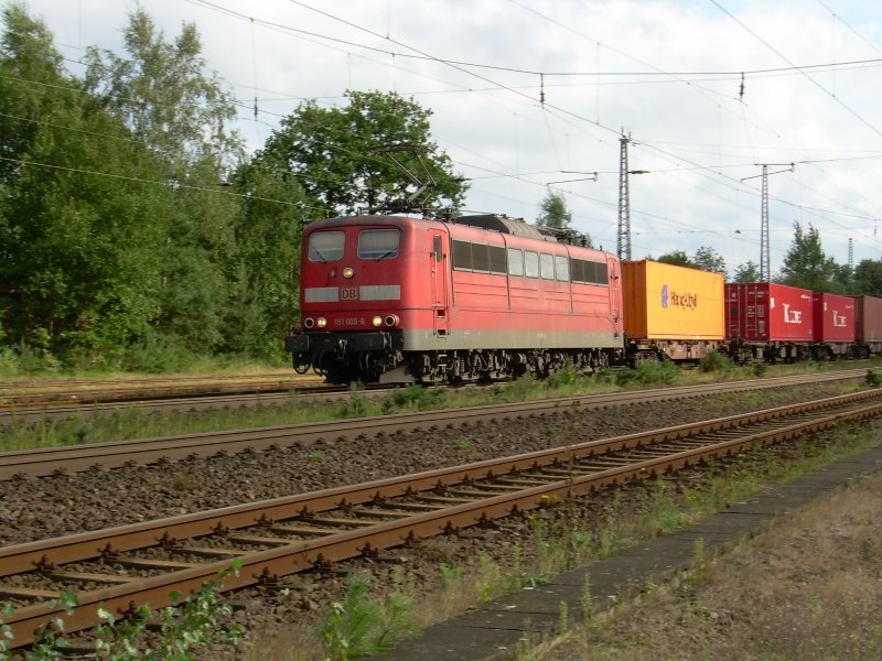 151 005 am 3.9.2006 mit Containerzug durchteilt Eystrup auf der fahrt nach Bremen