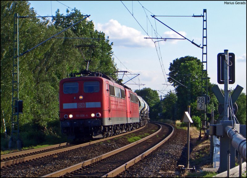 151 006 und 022 mit einem kurzen Kalkzug gen Mnchengladbach am B Km 28.2 19.6.2009