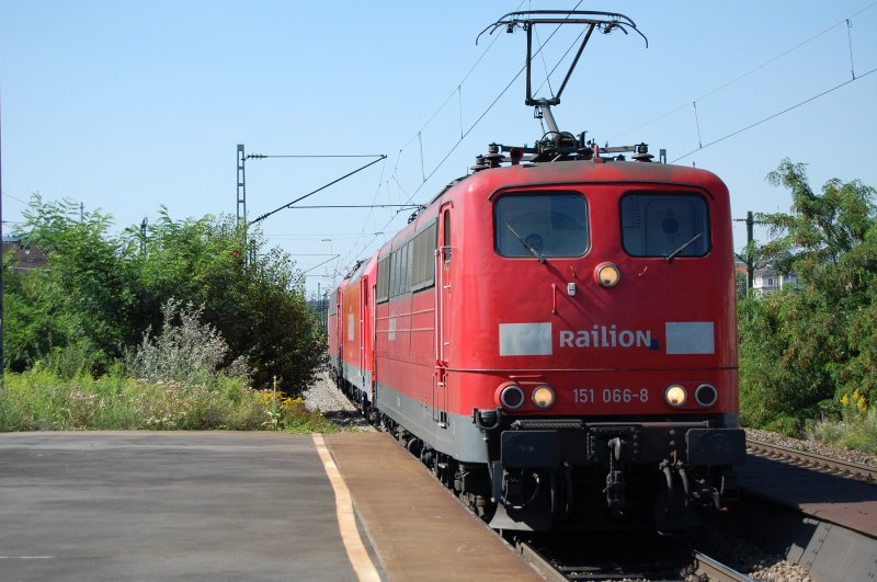 151 006-8 fuhr am 26.07.07 mit 185 228-4 und 140 611-5 als Lokzug durch den Bahnhof Stuttgart-Untert�rkheim.